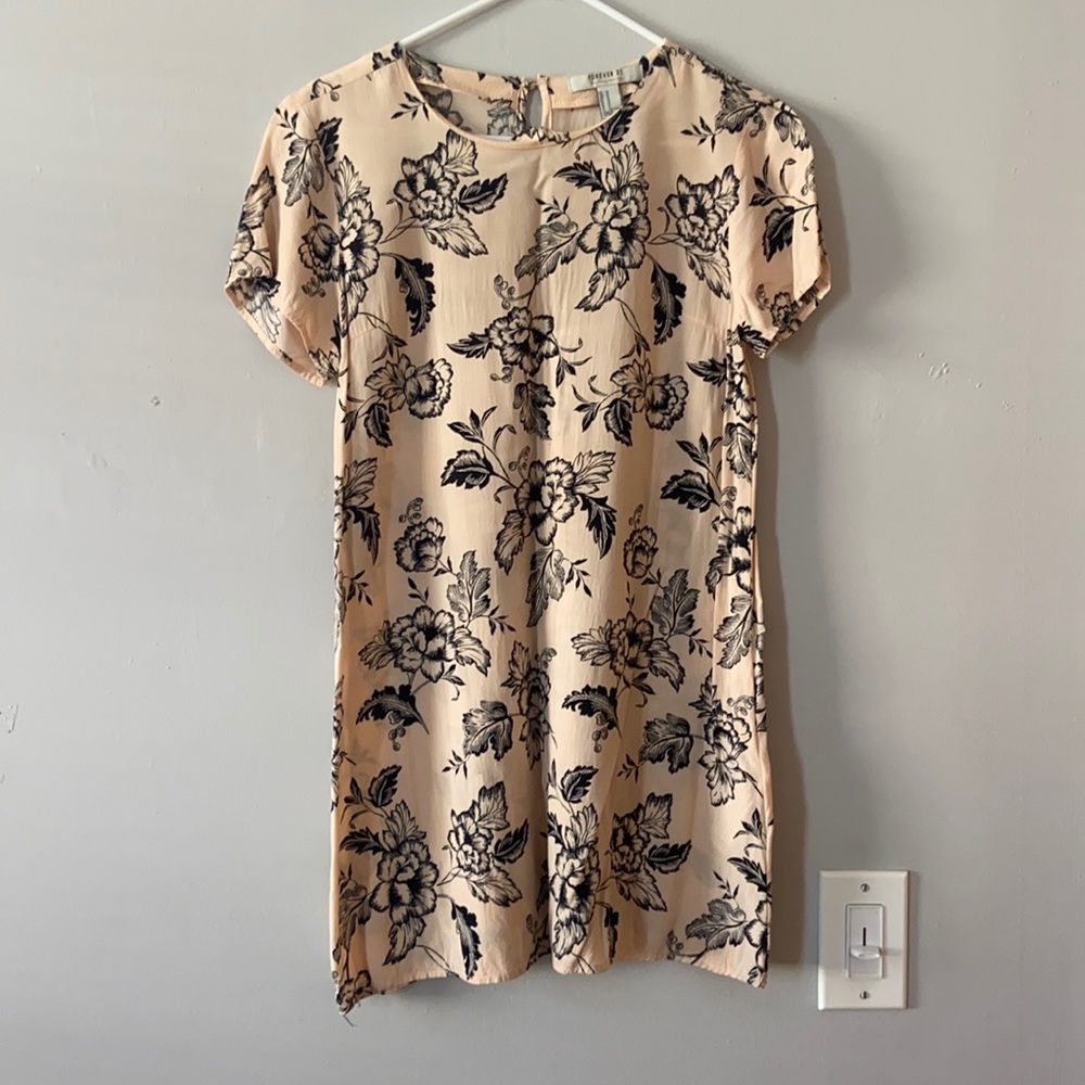 Simple and cute minimalist dress.